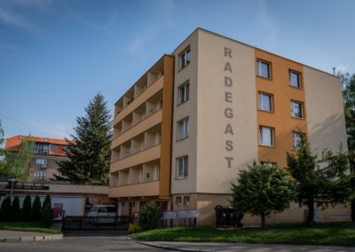 Mikroelektrárna Onsite Power - Bytový dům Radegast, Praha 6